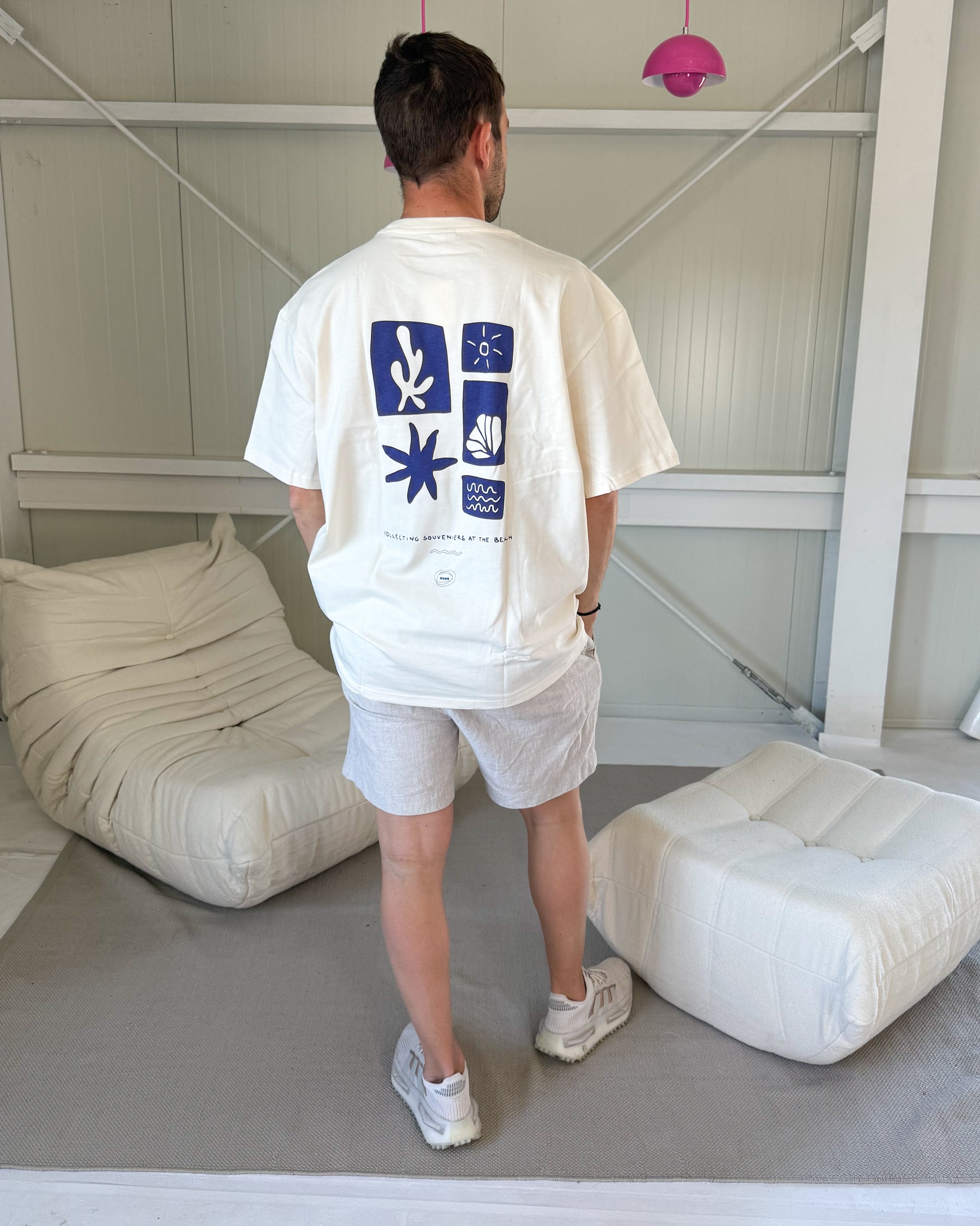 Dad Collecting Beach Souveniers T-Shirt Light Vanilla