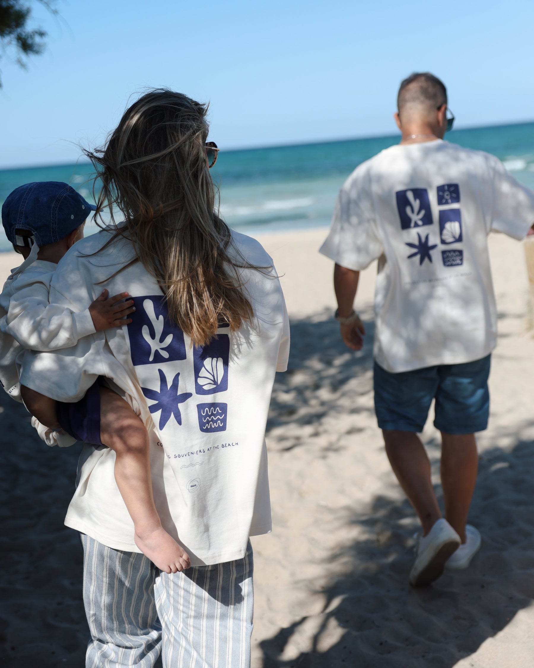 Mom Collecting Beach Souveniers T-Shirt Light Vanilla