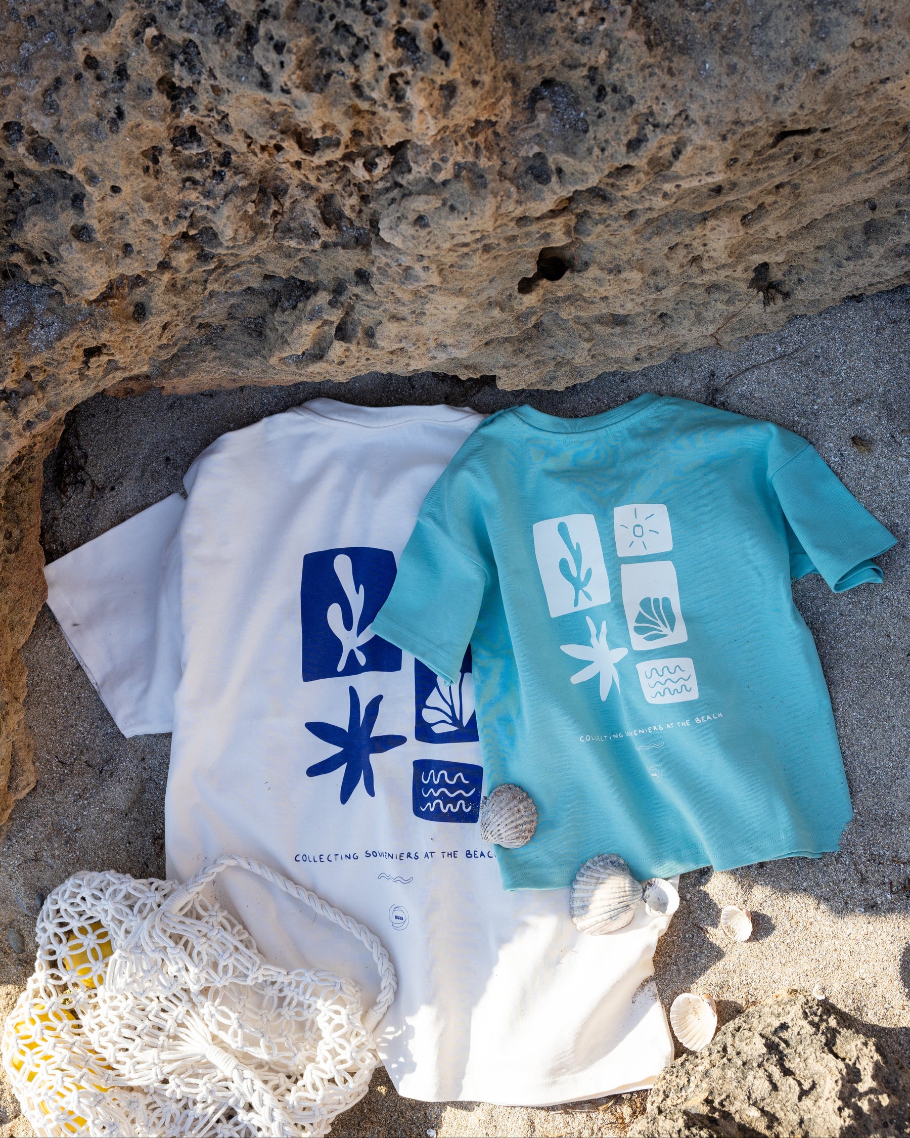 Mom Collecting Beach Souveniers T-Shirt Light Vanilla