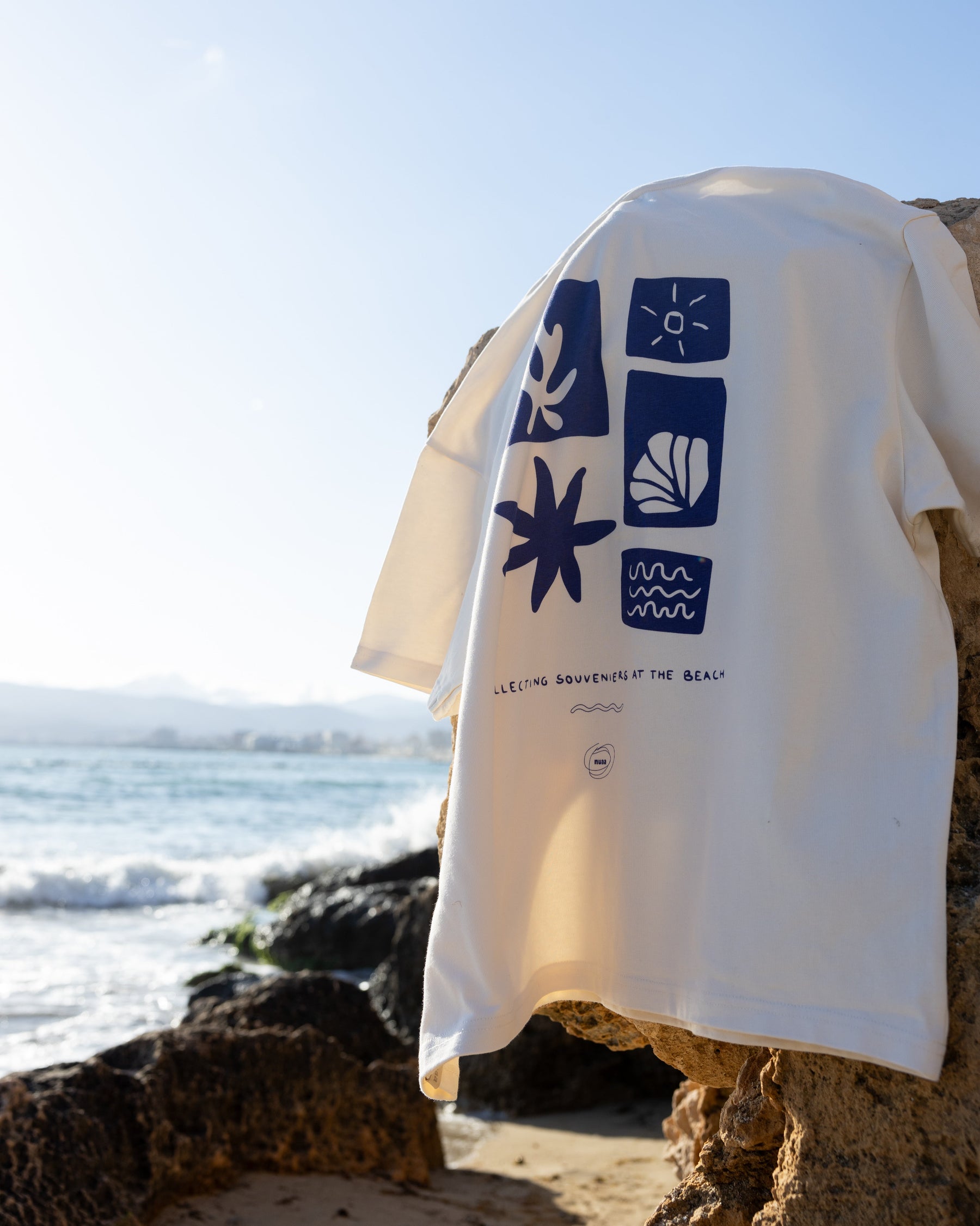 Mom Collecting Beach Souveniers T-Shirt Light Vanilla