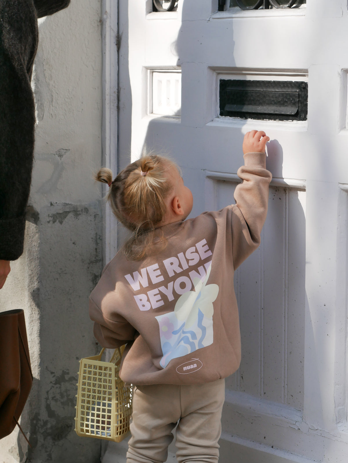 nuaa Rise Beyond Kids Sweater in Light Brown – Partnerlook, Ansicht 2