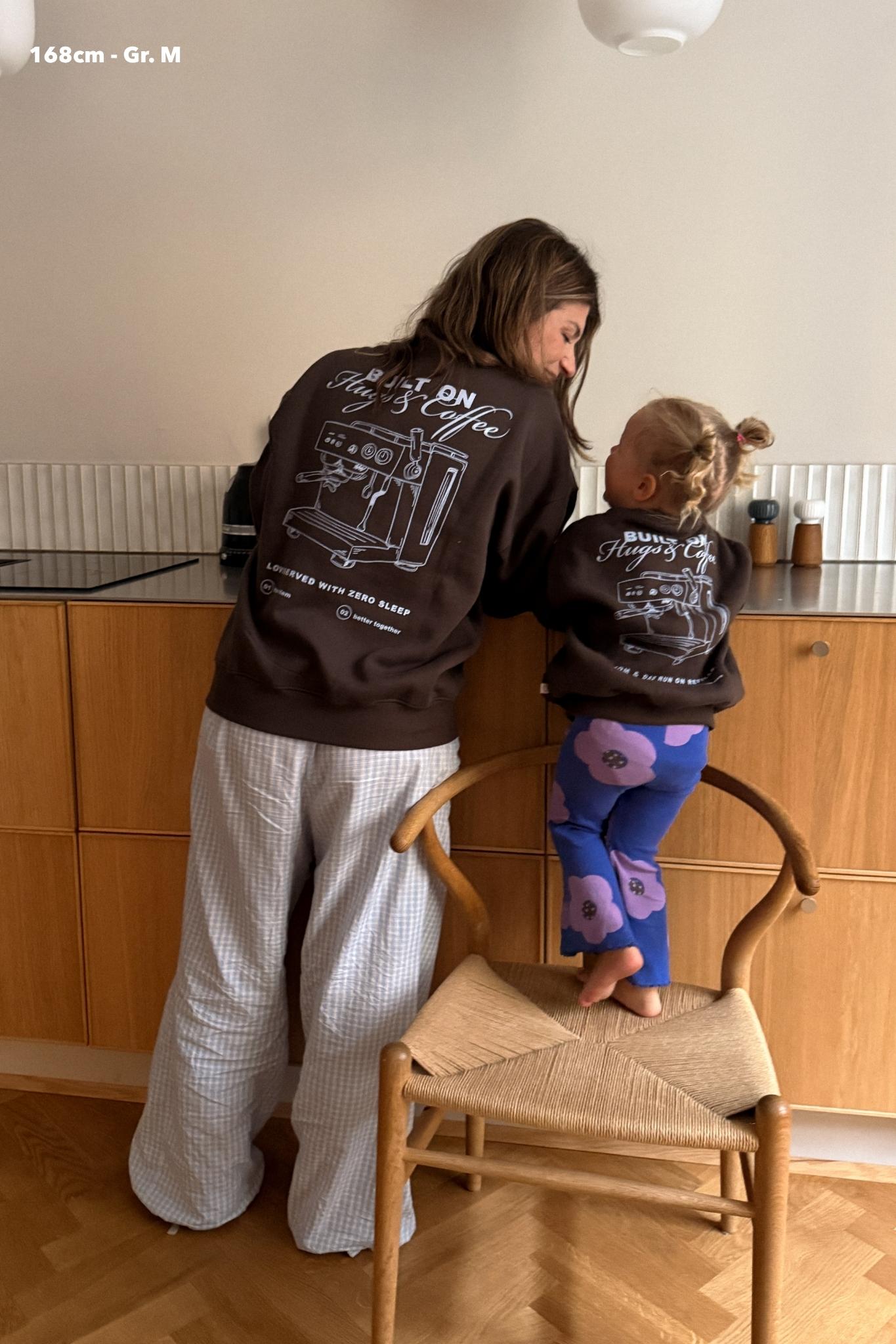 Damen Sweater in Chocolate Brown mit Hugs & Coffee-Print – nuaa, Ansicht 2