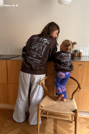 Damen Sweater in Chocolate Brown mit Hugs & Coffee-Print – nuaa, Ansicht 2