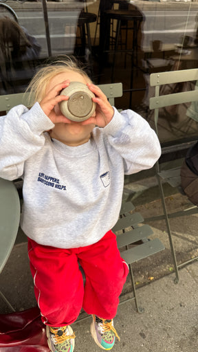 Kinder Oversized Sweater in grau meliert mit Babyccino Helps-Print – nuaa