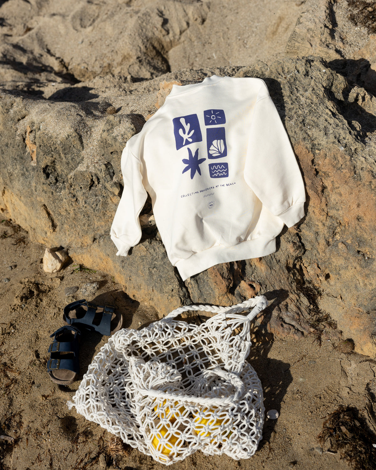 Kids Collecting Beach Souveniers Oversized Sweater Light Vanilla