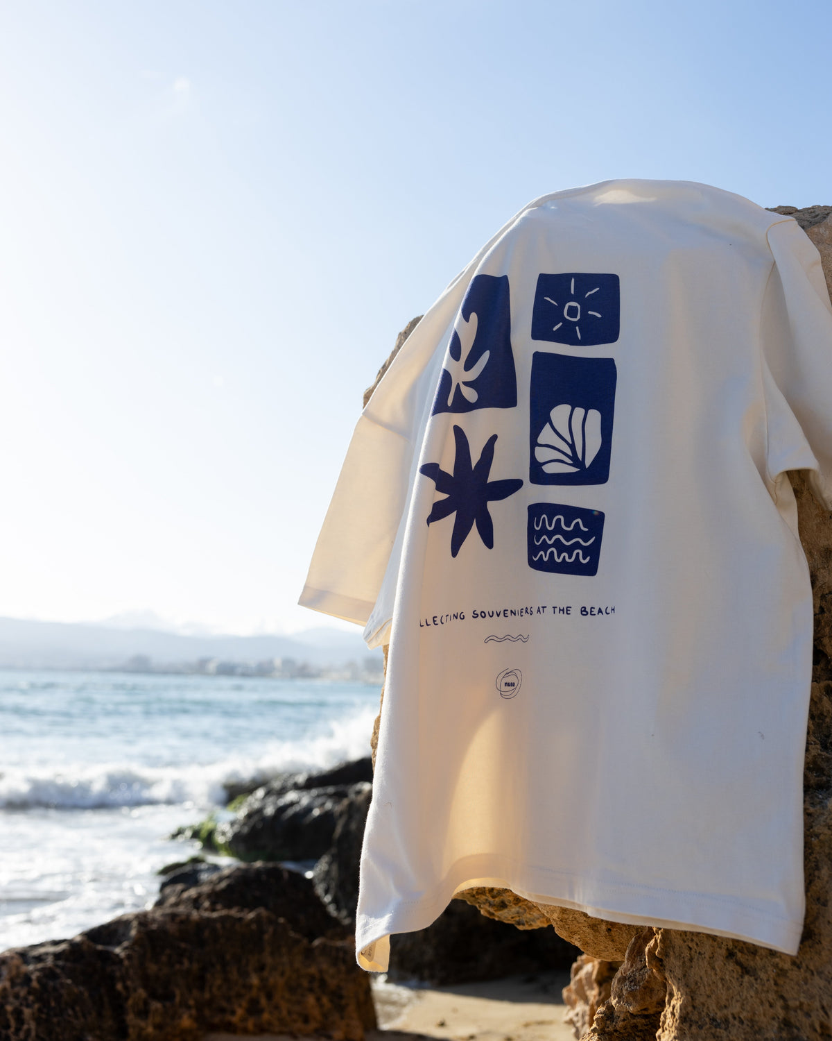 Dad Collecting Beach Souveniers T-Shirt Light Vanilla
