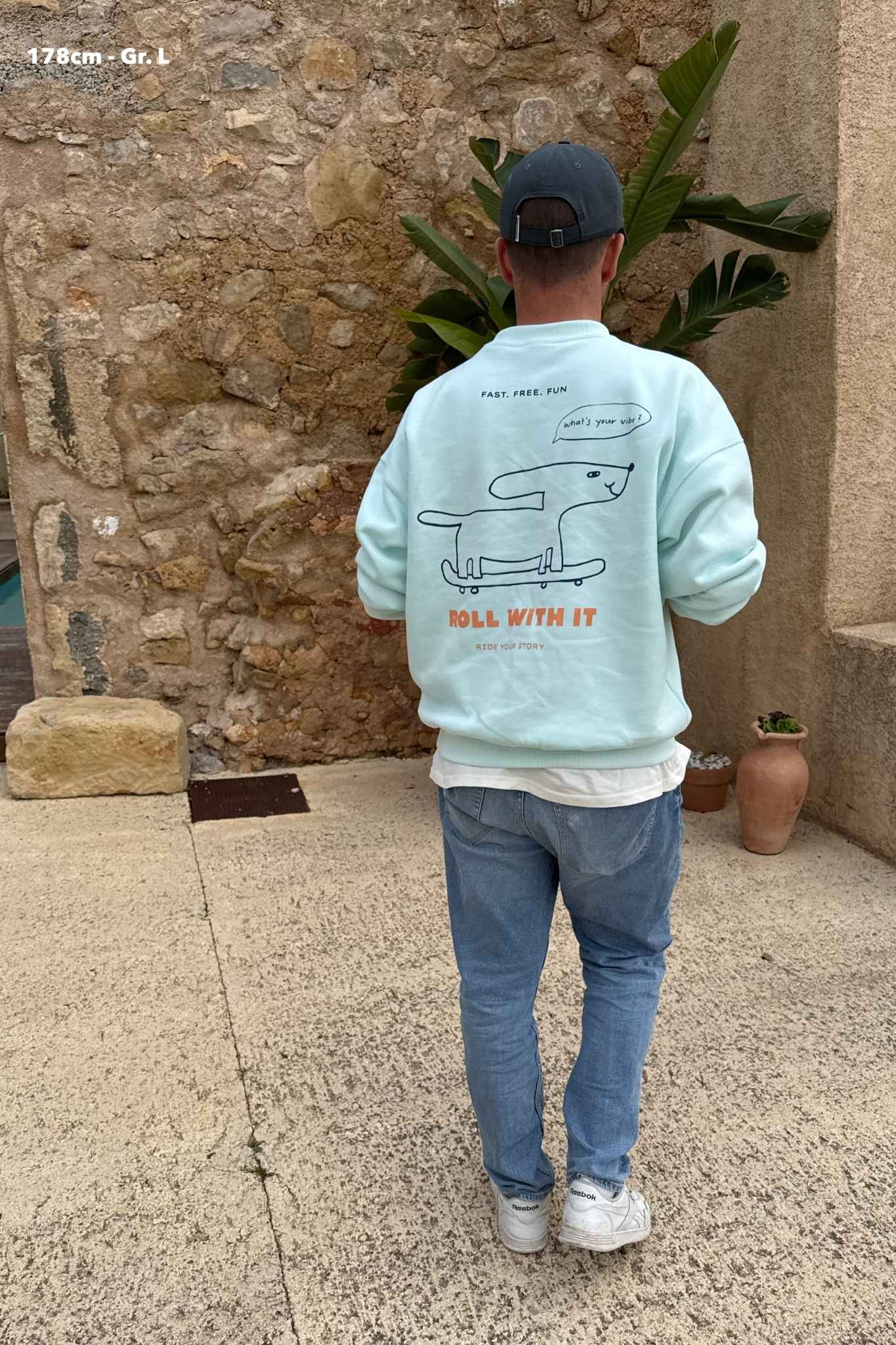 Herren Sweater in Soft Aqua mit Roll with it-Print – nuaa