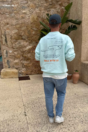 Herren Sweater in Soft Aqua mit Roll with it-Print – nuaa
