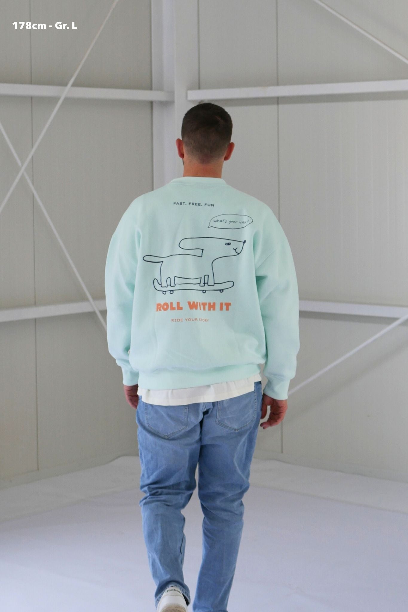 Herren Sweater in Soft Aqua mit Roll with it-Print – nuaa