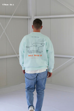 Herren Sweater in Soft Aqua mit Roll with it-Print – nuaa